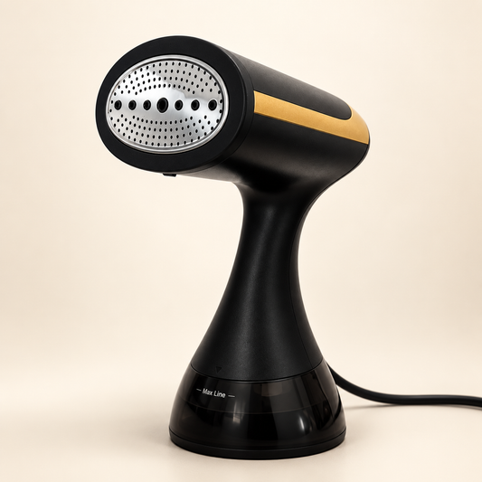 Défroisseur vapeur LISSO noir mat et doré, vue trois-quarts sur fond crème